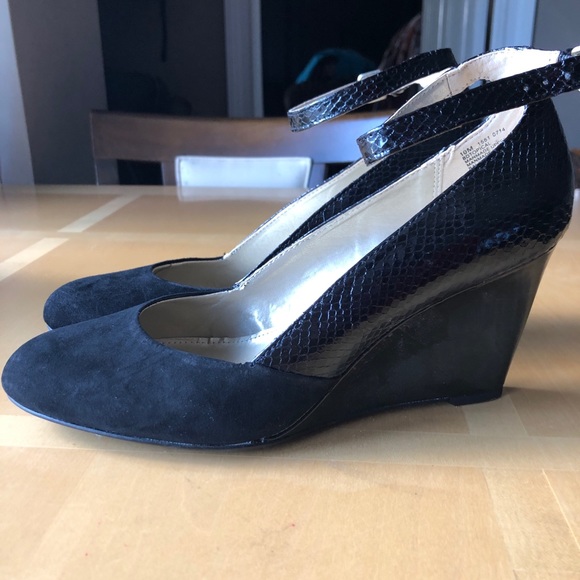 Bandolino suede & patent leather wedges - Picture 3 of 6